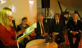 Kas maudysis knygelės sukeltose bangose?