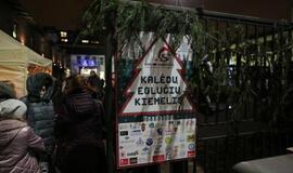 Bibliotekoje sužibo įspūdingos eglutės