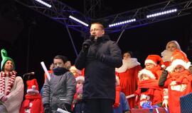 Palangoje suspindo tūkstančiai kalėdinių šviesų