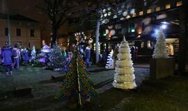 Bibliotekoje sužibo įspūdingos eglutės