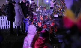 Bibliotekoje sužibo įspūdingos eglutės