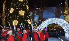 Palangoje suspindo tūkstančiai kalėdinių šviesų
