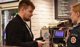 Klaipėdiečius pareigūnai vaišino kava