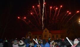 Palangoje suspindo tūkstančiai kalėdinių šviesų