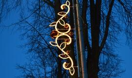 Palangoje suspindo tūkstančiai kalėdinių šviesų