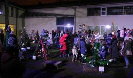 Bibliotekoje sužibo įspūdingos eglutės