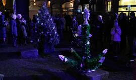 Bibliotekoje sužibo įspūdingos eglutės