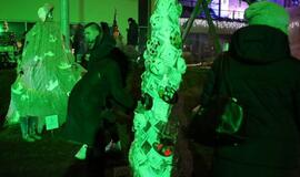 Bibliotekoje sužibo įspūdingos eglutės