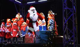 Palangoje suspindo tūkstančiai kalėdinių šviesų