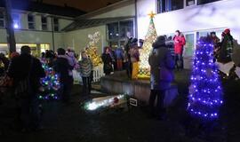 Bibliotekoje sužibo įspūdingos eglutės