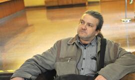 Neina į darbą, bet gauna algą. Kas?