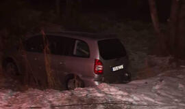 „Opel Zafira" - griovyje, girtas vairuotojas - pievoje