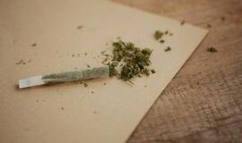 Jauni klaipėdiečiai įkliuvo su kvaišalais: vieną uždarė į areštinę, kitą paleido į namus 