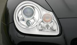 „Porsche“ savininkas neteko automobilio žibintų