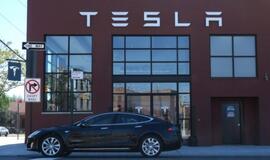 „Tesla“ ateityje savo elektromobilius pardavinės tik internetu
