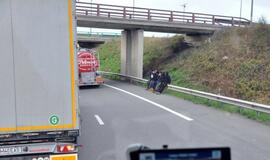 Vilkiko vairuotojas papasakojo šiurpiausią migrantų išpuolį: sunkvežimis akimirksniu virto ugnies kamuoliu