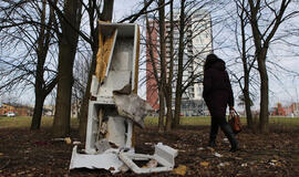 Buvusios kapinės virsta šiukšlynu