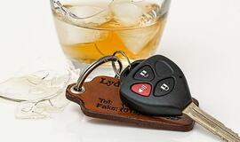 Girtas BMW vairuotojas užmigo belaukdamas maisto