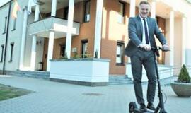 Kretingos meras į darbą rieda paspirtuku