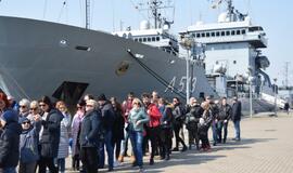 Nato laivų lankytojai