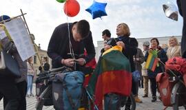 Klaipėdiečių poros kelionė dviračiais į Filipinus baigėsi netikėtai