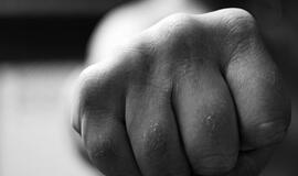 Prie kinų restorano - smūgis kumščiu į ausį