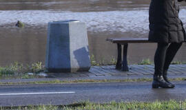 Vagia ir suoliukus, ir šulinių dangčius