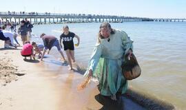 Gintarinį savaitgalį Baltijos auksas žibės net baseine