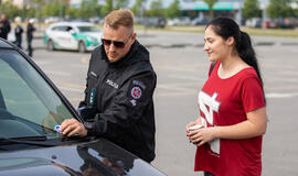 Pavyzdingų vairuotojų mašinos papuoštos lipdukais