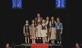 Žaismingos muzikos garsų orkestras pasakos apie meilę šeimai ir muzikai