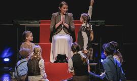 Žaismingos muzikos garsų orkestras pasakos apie meilę šeimai ir muzikai