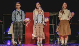 Žaismingos muzikos garsų orkestras pasakos apie meilę šeimai ir muzikai