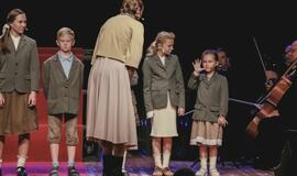 Žaismingos muzikos garsų orkestras pasakos apie meilę šeimai ir muzikai