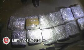 Grupuotė labai dideliais kiekiais vežė narkotikus