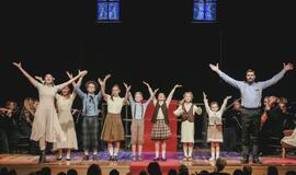 Žaismingos muzikos garsų orkestras pasakos apie meilę šeimai ir muzikai