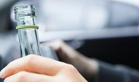 Girtas BMW vairuotojas išvertė tvorą Palangoje