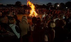 Joninių vainikais pasipuošė Neringa ir festivalio svečiai