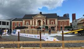 Teatro aikštėje - 9 sunkvežimiai smėlio