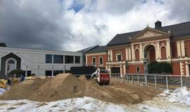 Teatro aikštėje - 9 sunkvežimiai smėlio
