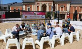 Spaudos konferencija ant smėlio