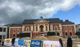 Teatro aikštėje - 9 sunkvežimiai smėlio