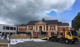 Teatro aikštėje - 9 sunkvežimiai smėlio