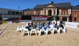 Spaudos konferencija ant smėlio