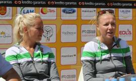 Spaudos konferencija ant smėlio