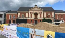 Teatro aikštėje - 9 sunkvežimiai smėlio