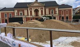 Teatro aikštėje - 9 sunkvežimiai smėlio