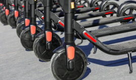 Sustiprino elektrinių paspirtukų kontrolę