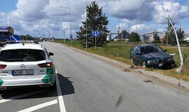 Girtas BMW vairuotojas rėžėsi į stulpą