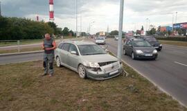 Peršoko bordiūrą, nuvertė ženklą ir trenkėsi į stulpą