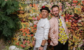 Žinomi žmonės tapo gyvomis gėlėmis puoštų skrybėlaičių parodos „eksponatais“